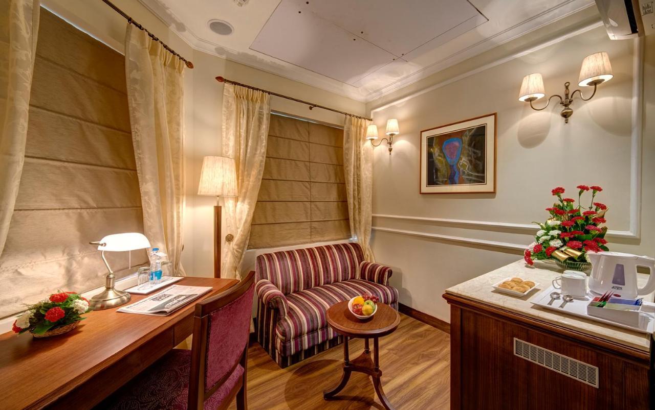 The Astor Hotel Calcutta Buitenkant foto