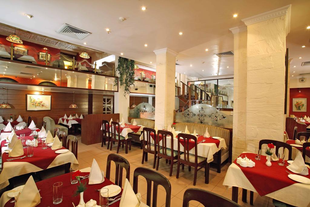 The Astor Hotel Calcutta Buitenkant foto