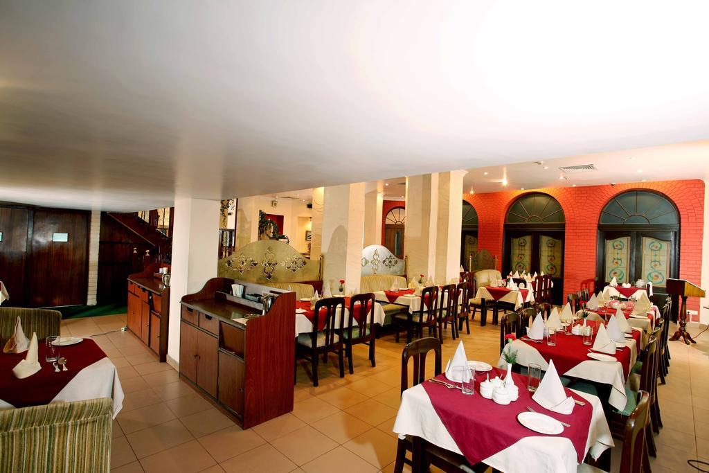 The Astor Hotel Calcutta Buitenkant foto