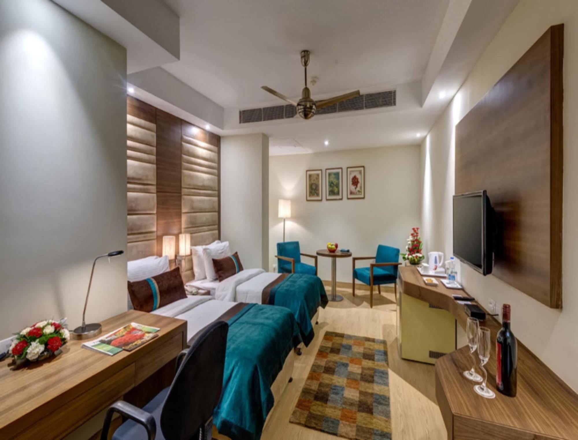 The Astor Hotel Calcutta Buitenkant foto