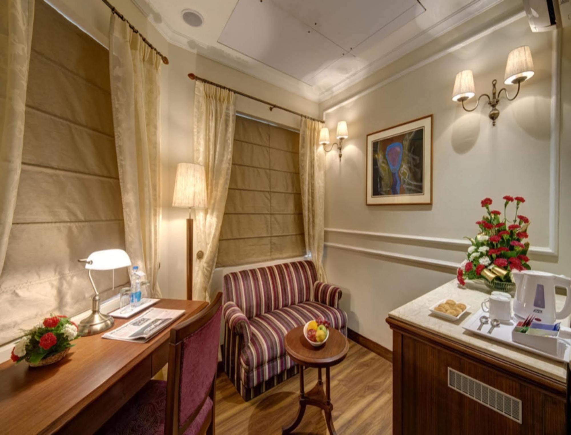 The Astor Hotel Calcutta Buitenkant foto